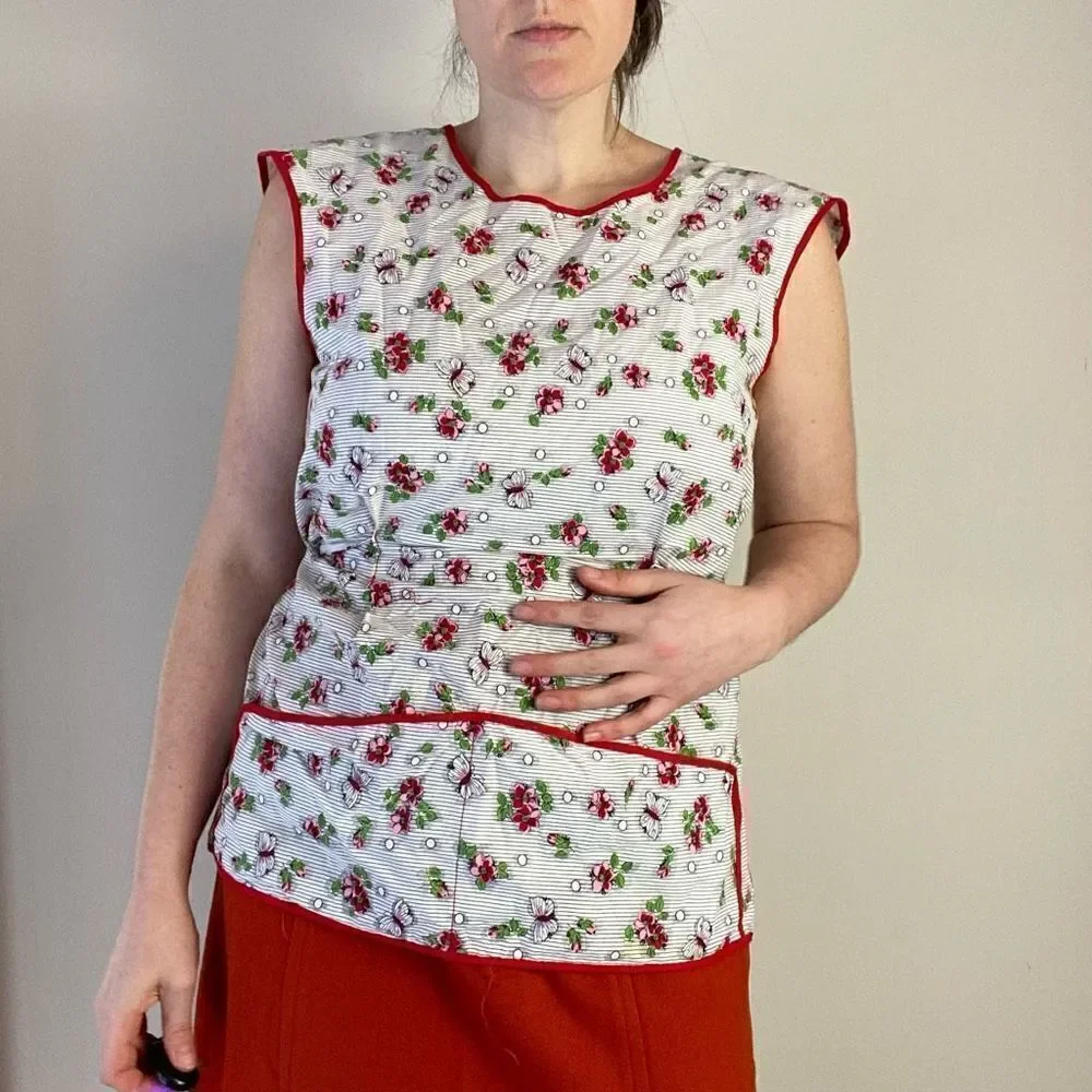 VTG 40s / 50s Hand Sewn Cherry Blossom and Butterfly Front Pocket Wrap Cobbler A
